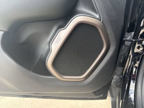 Used 2023 Jeep Renegade Latitude AWD/4WD image 25