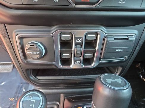 Used 2022 Jeep Wrangler Unlimited Sahara AWD/4WD image 30
