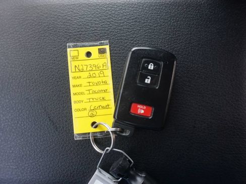 Used 2019 Toyota Tacoma TRD Sport AWD/4WD image 23