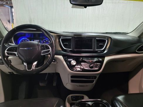Used 2018 Chrysler Pacifica Touring-L image 3