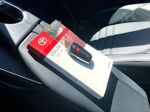 Used 2019 Toyota Avalon Touring image 14