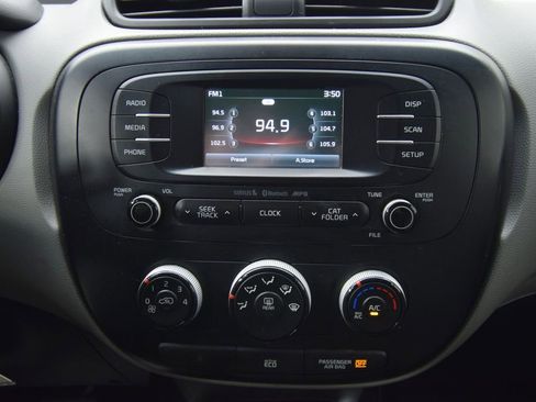 Used 2016 Kia Soul + image 13