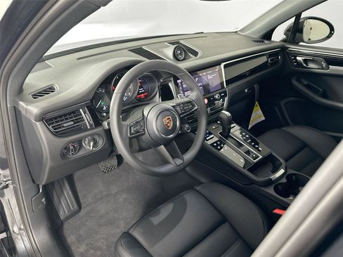 Certified 2026 Porsche Macan AWD/4WD image 4
