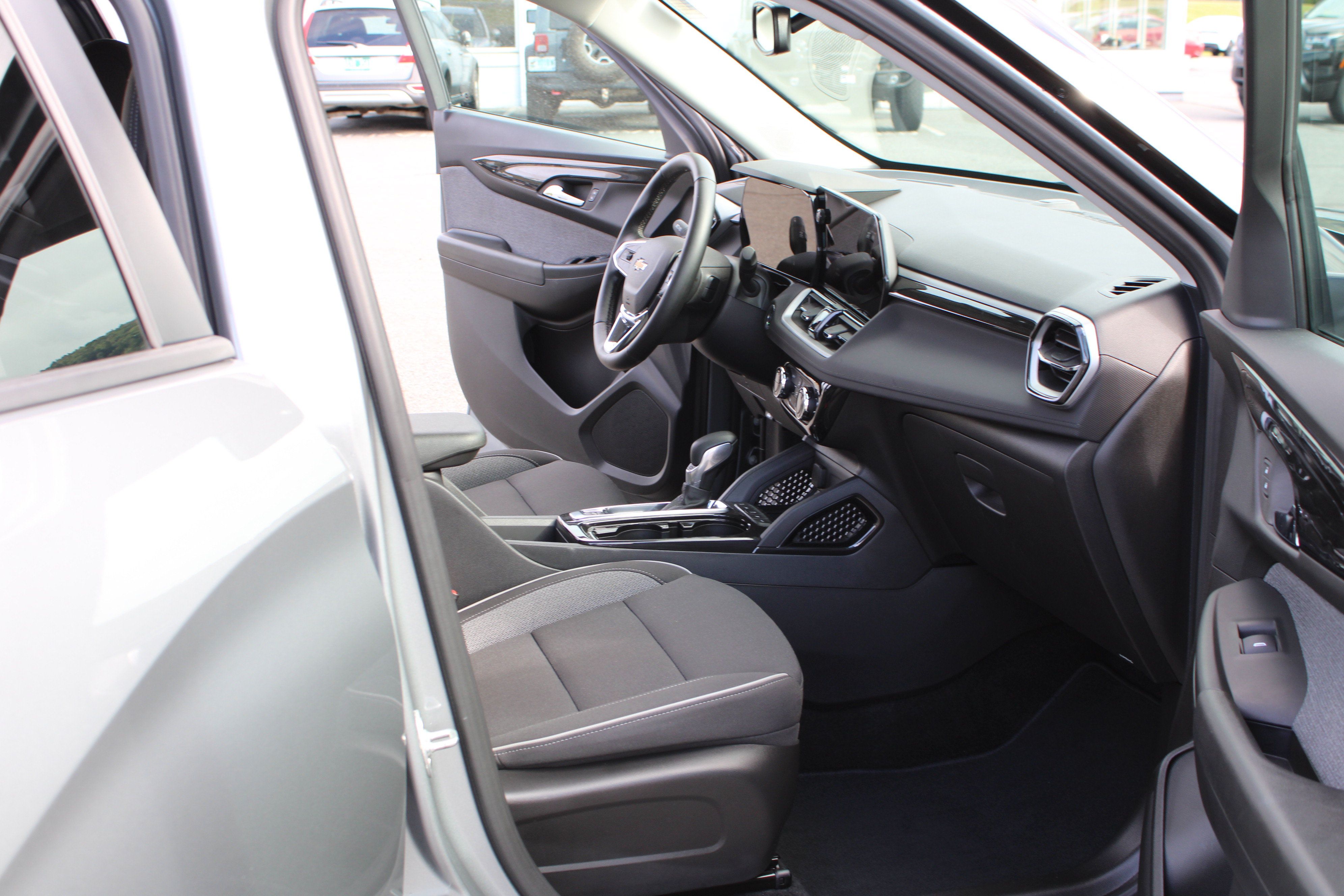 Used 2025 Chevrolet TrailBlazer LT w/ Convenience Package AWD/4WD image 15