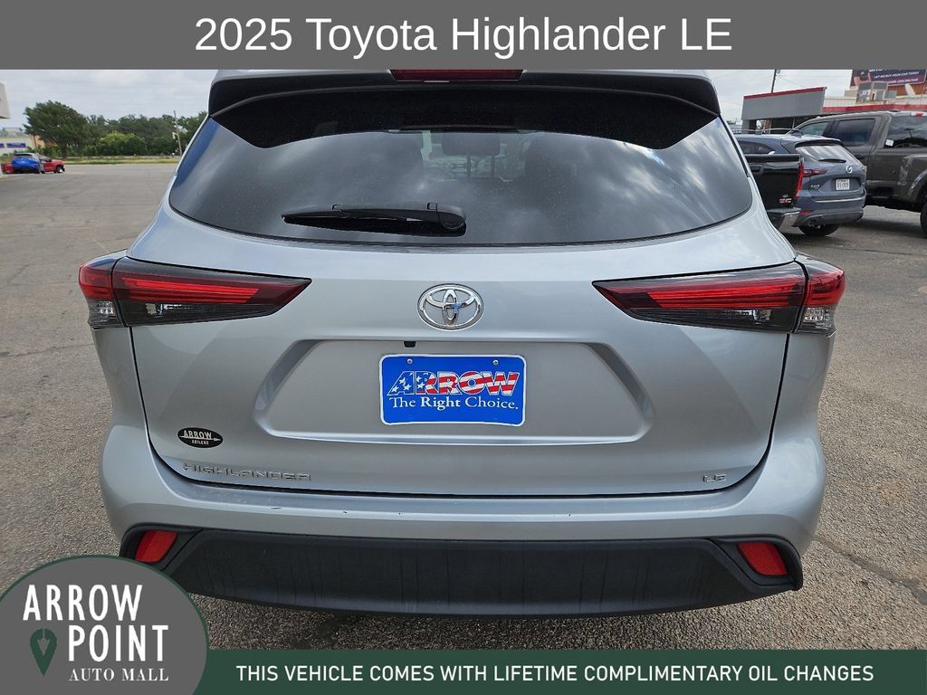 Used 2025 Toyota Highlander LE FWD image 10
