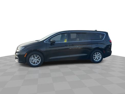 Used 2025 Chrysler Pacifica Select image 5