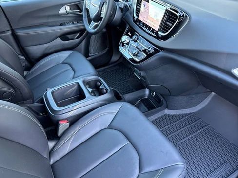 New 2025 Chrysler Voyager LX image 17