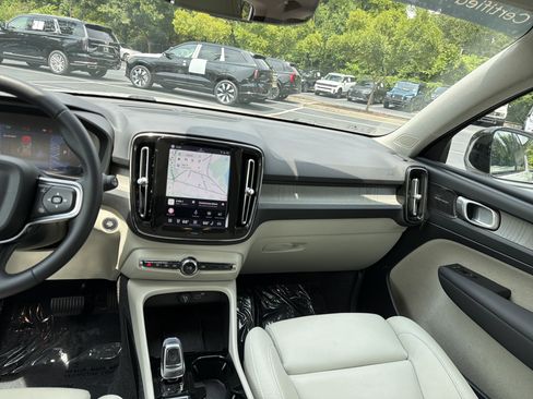 Certified 2025 Volvo XC40 B5 Ultra AWD/4WD image 31