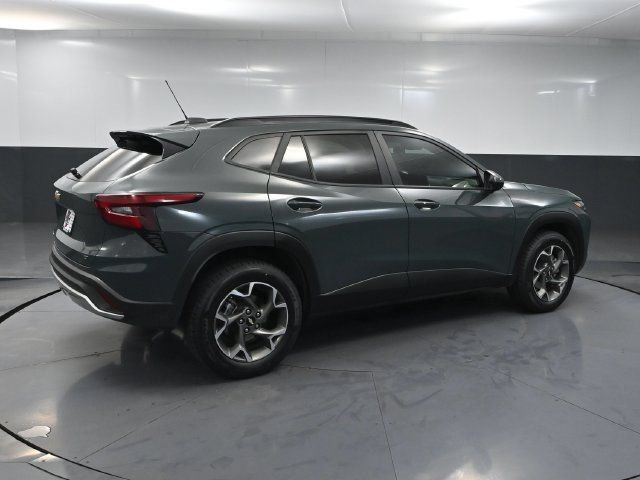 Used 2025 Chevrolet Trax LT w/ Driver Confidence Package FWD image 4