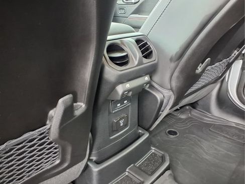 Used 2025 Jeep Wrangler Unlimited Rubicon AWD/4WD image 13