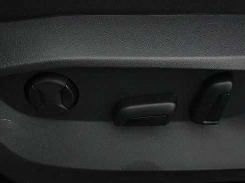 Used 2024 Volkswagen Taos SE image 14