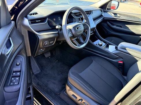 Used 2025 Jeep Grand Cherokee Laredo X image 3