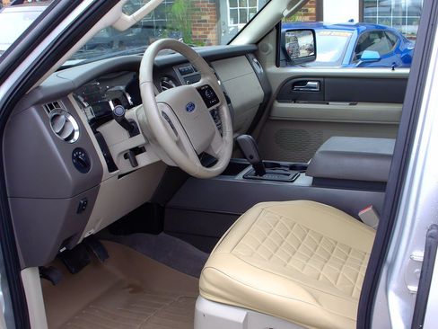 Used 2011 Ford Expedition XLT AWD/4WD image 9
