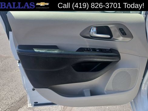 Used 2024 Chrysler Pacifica Touring-L FWD image 23