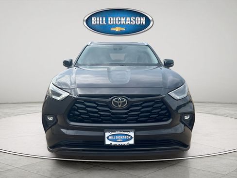 Used 2021 Toyota Highlander XLE FWD image 2