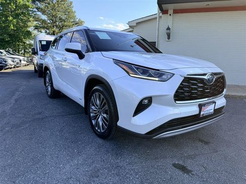 Used 2021 Toyota Highlander Platinum AWD/4WD image 3