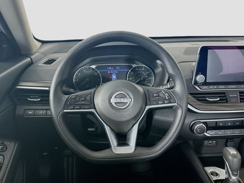 Used 2025 Nissan Altima 2.5 SV FWD image 17