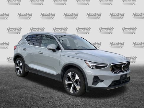 Used 2025 Volvo XC40 B5 Plus image 2