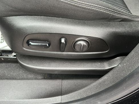 Used 2024 GMC Terrain SLE w/ Driver Convenience Package image 24