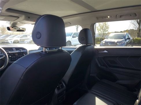 Used 2024 Volkswagen Tiguan SE image 11