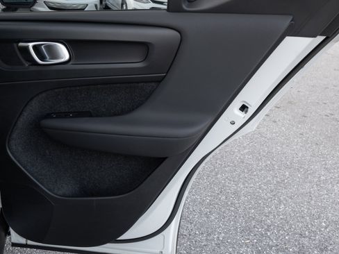 Used 2023 Volvo XC40 B5 Plus image 34