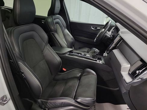 Used 2019 Volvo XC60 T5 R-Design image 28
