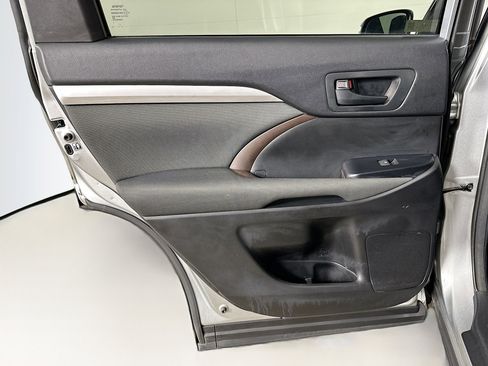 Used 2018 Toyota Highlander LE image 25
