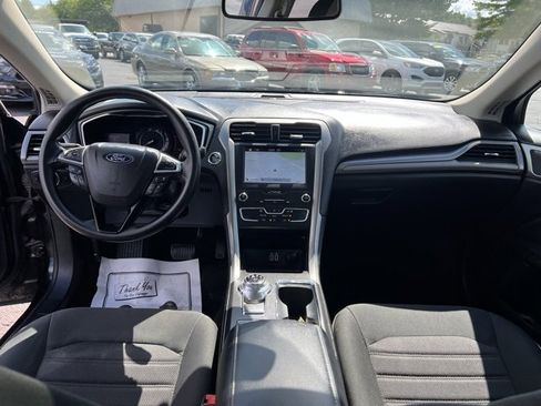 Used 2019 Ford Fusion SE image 2