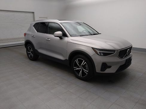 Used 2023 Volvo XC40 B5 Plus image 11