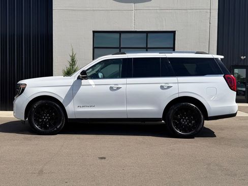 Used 2025 Ford Expedition Platinum AWD/4WD image 2