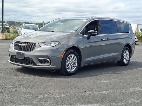 Used 2025 Chrysler Pacifica Select FWD image 3