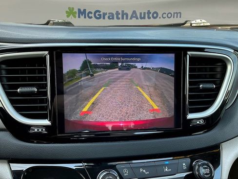 Used 2023 Chrysler Pacifica Touring-L FWD image 17