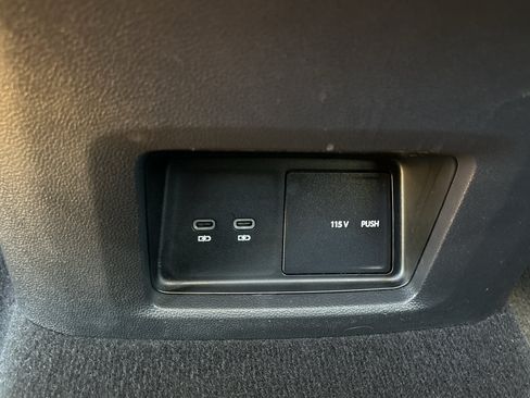 Used 2025 Volkswagen Atlas SE AWD/4WD image 19