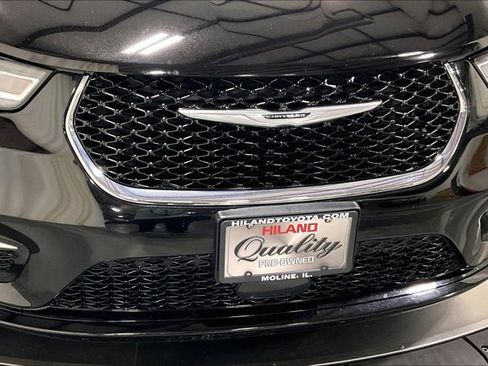 Used 2024 Chrysler Pacifica Touring-L image 31