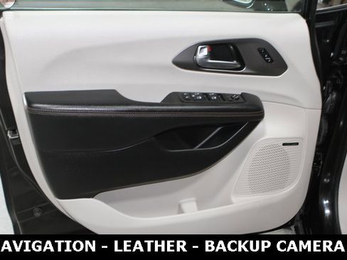 Used 2020 Chrysler Pacifica Touring-L Plus w/ Tire & Wheel Group image 13