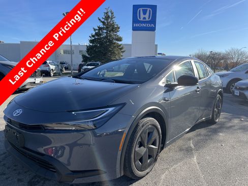 Used 2025 Toyota Prius LE image 1