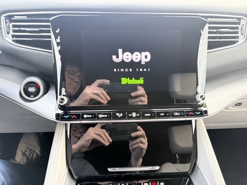 Certified 2025 Jeep Wagoneer Series III w/ Premium Group I image 25