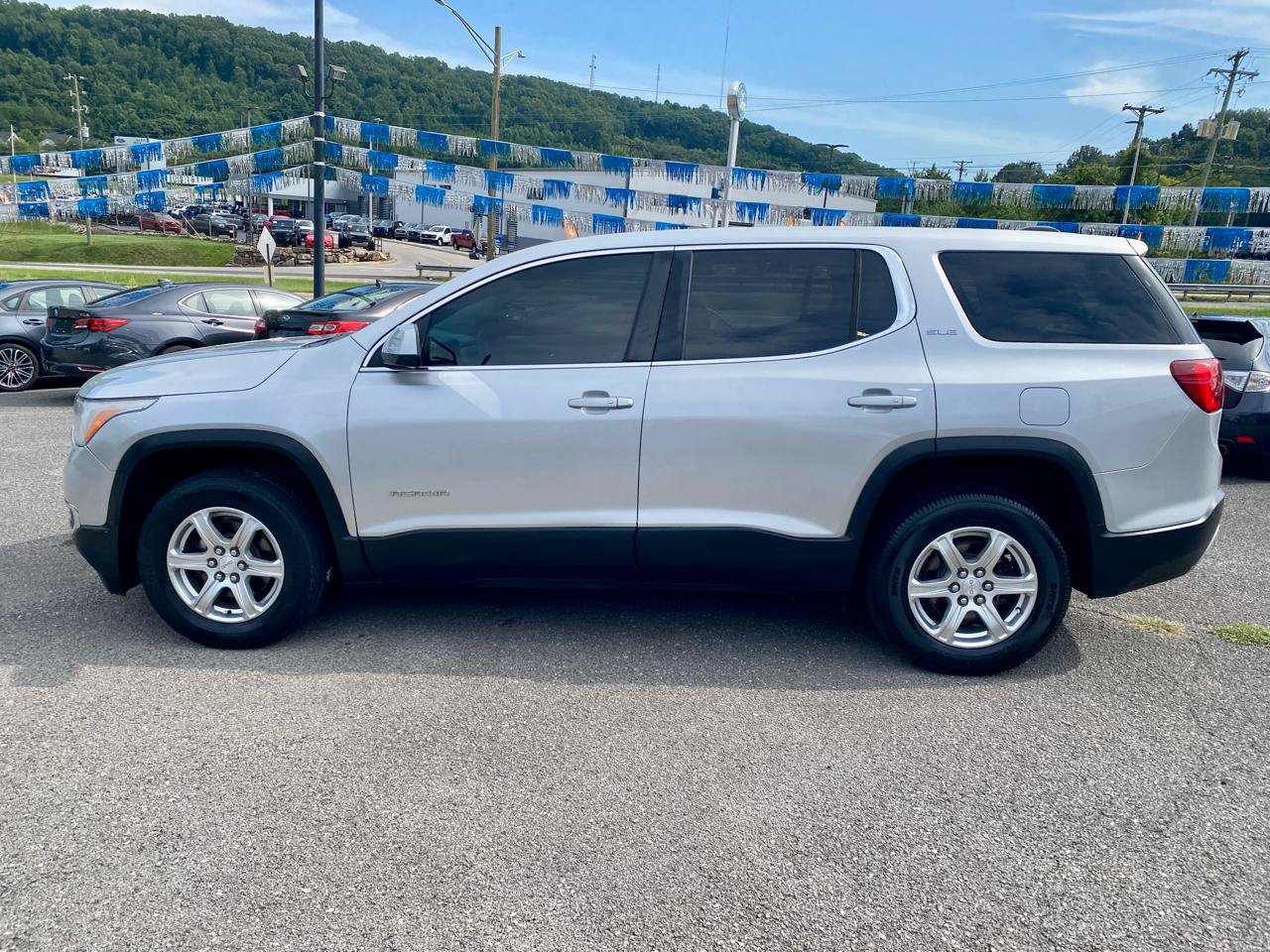 Used 2017 GMC Acadia SLE FWD image 4