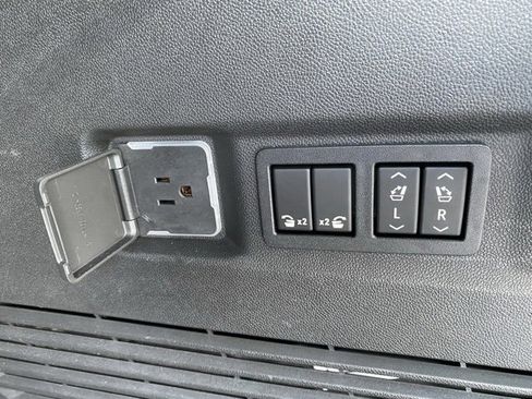 Used 2021 GMC Yukon Denali w/ Denali Premium Package image 6