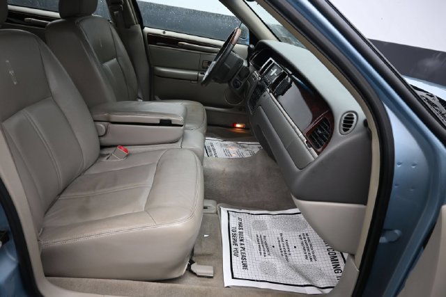 Used 2010 Lincoln Town Car Signature Limited RWD image 9