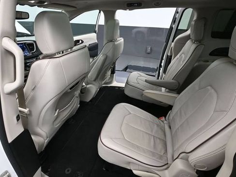 Used 2020 Chrysler Pacifica Limited FWD image 37