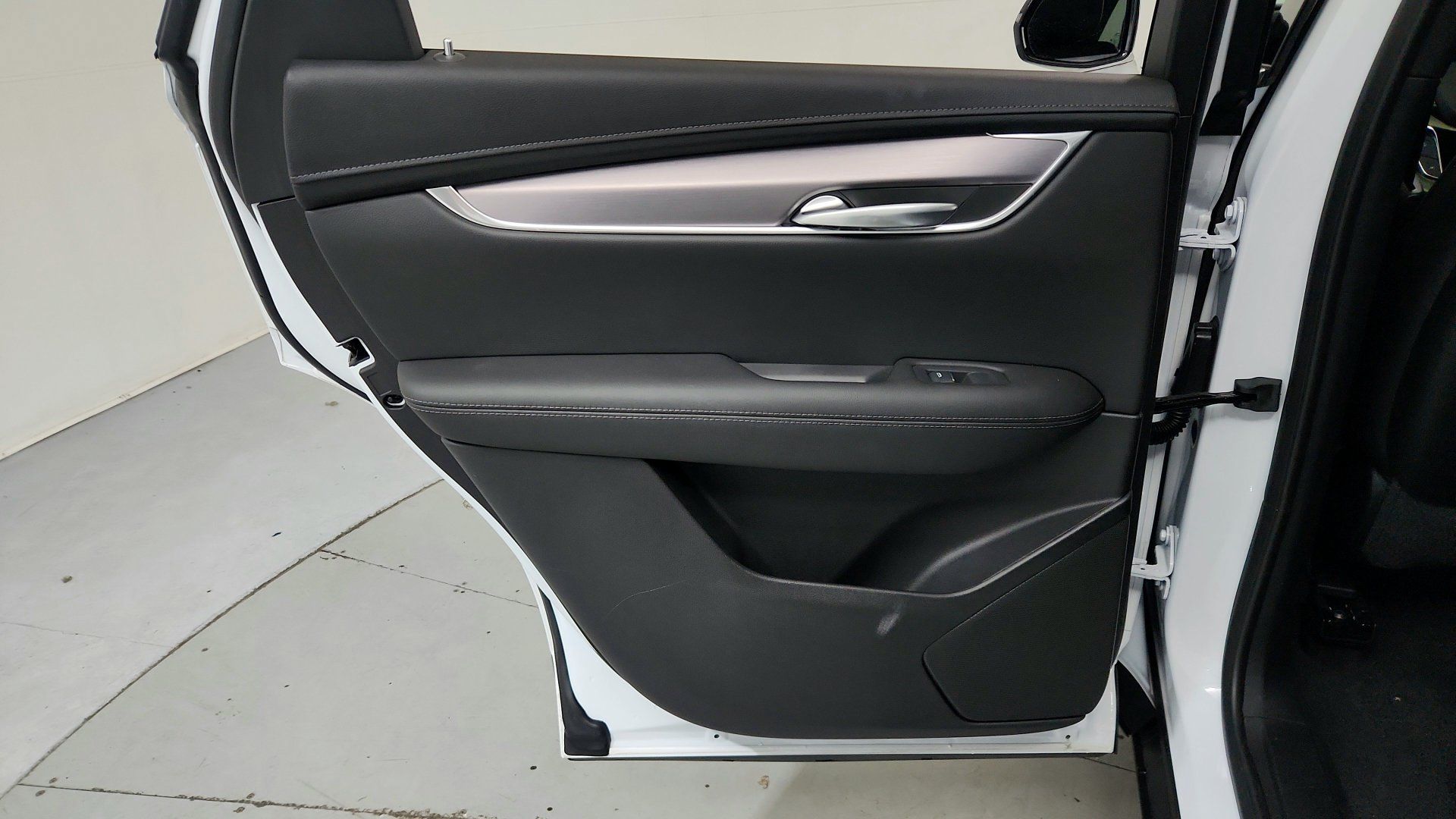 Certified 2024 Cadillac XT5 Luxury w/ LPO, Floor Liner Package AWD/4WD image 22