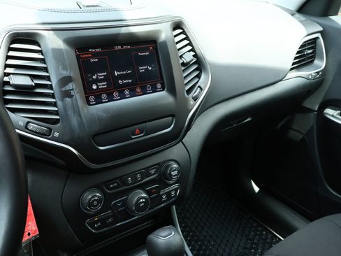 Used 2019 Jeep Cherokee Latitude w/ Cold Weather Group AWD/4WD image 14