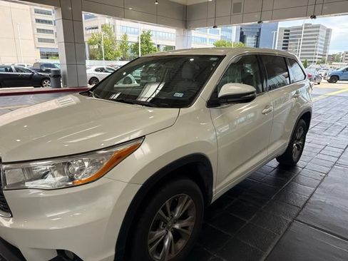 Used 2014 Toyota Highlander Plus FWD image 1