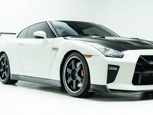 Used 2013 Nissan GT-R Black Edition image 3