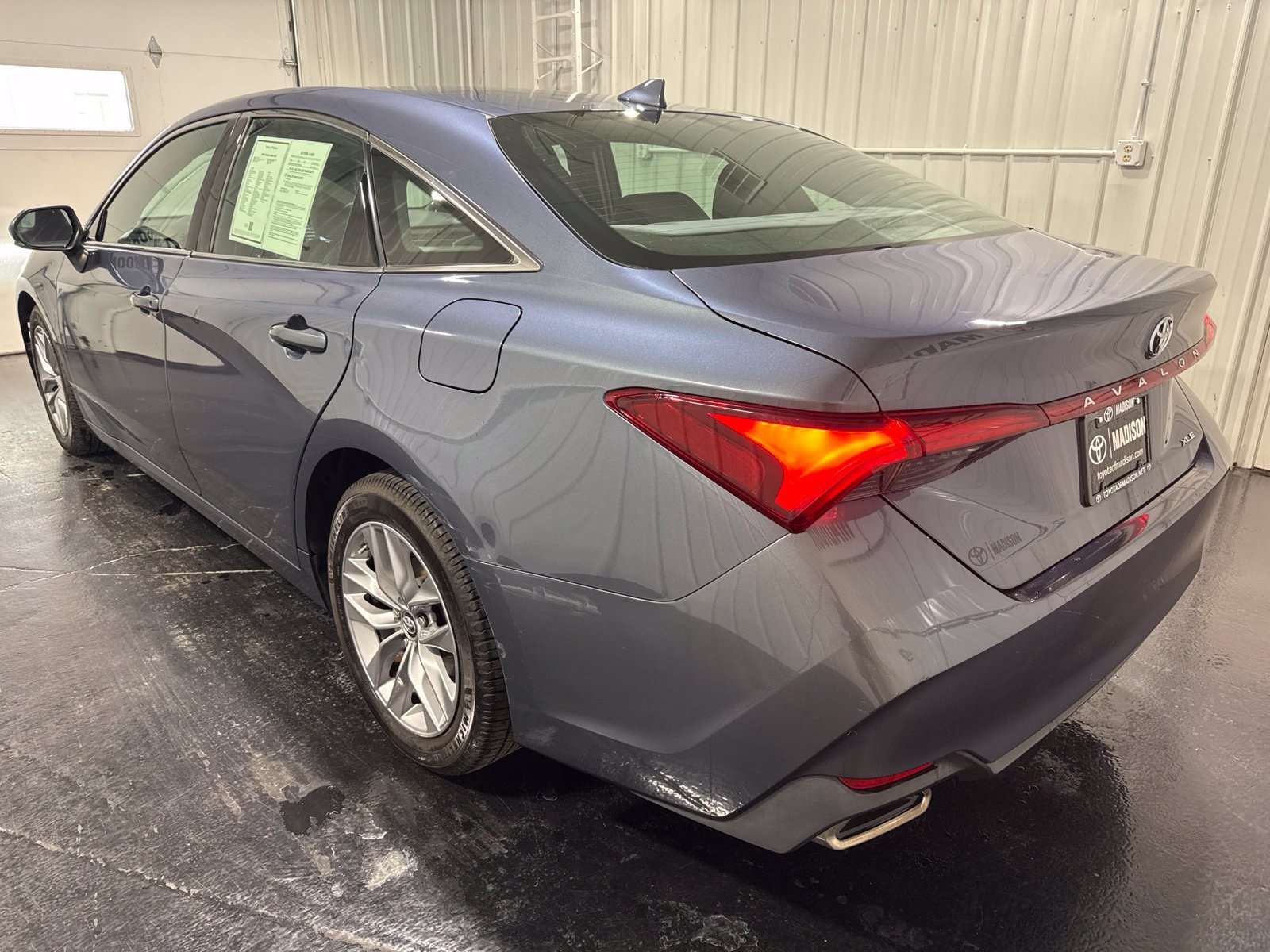 Used 2019 Toyota Avalon XLE w/ Moonroof Package FWD image 3