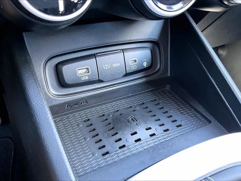 Used 2024 Hyundai Venue Limited FWD image 31