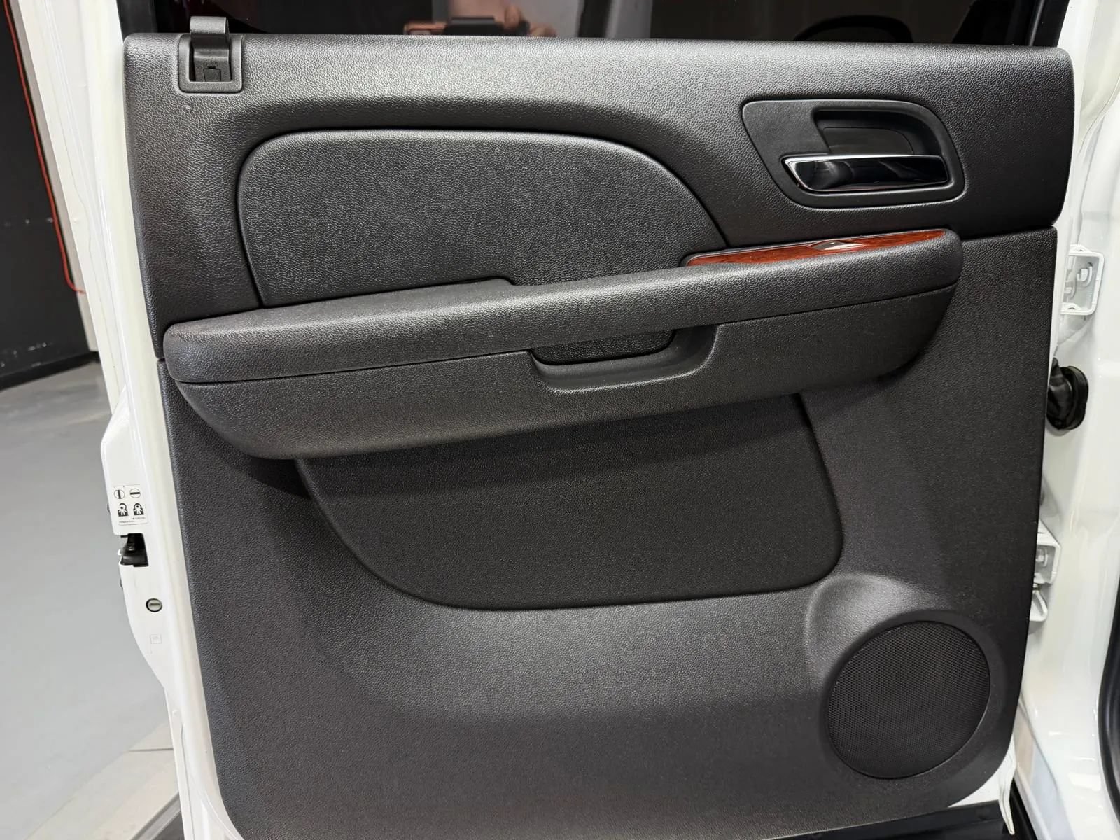 Used 2011 Chevrolet Avalanche LTZ RWD image 14