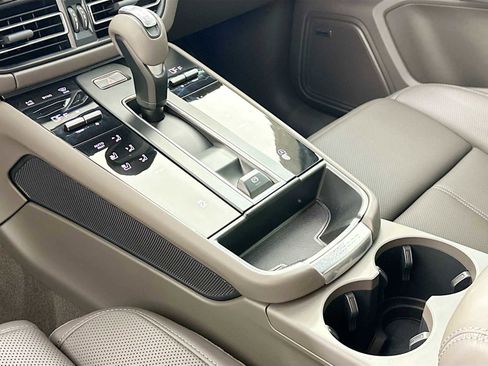 Certified 2025 Porsche Macan image 20