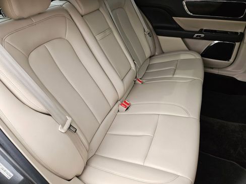 Used 2017 Lincoln Continental Premiere image 21